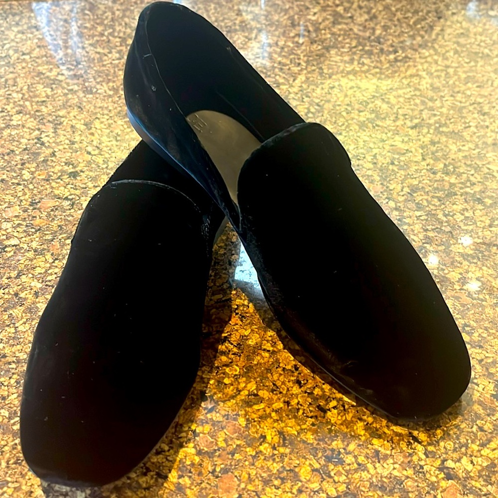 Never worn Vince Bray velvet loafer